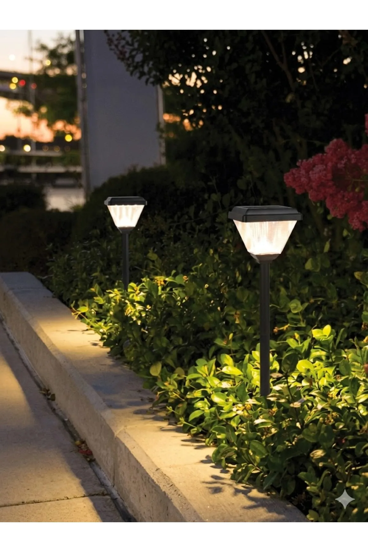 SOLAR LED BAHÇE ARMATÜRÜ KARE 20W/h 3000K